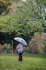 雨の日に公園で散歩している子供