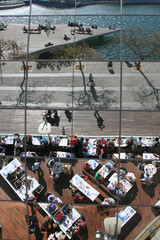 vista piazza con persone dal riflesso specchio dall'alto