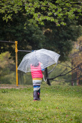 雨の日に公園で遊んでいる子供