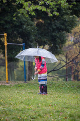 雨の日に公園で遊んでいる子供
