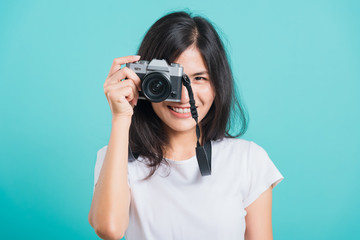 woman smile in summer hat standing with mirrorless photo camera