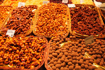 frutta secca in vendita sul banco del mercato coperto con luce artificiale