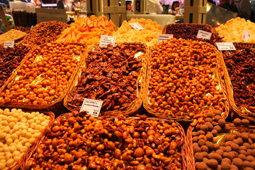 frutta secca in vendita sul banco del mercato coperto con luce artificiale