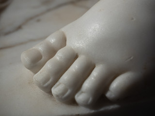 Obraz premium Toes close-up of an ancient white marble sculpture
