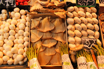 funghi in vendita sul banco del mercato