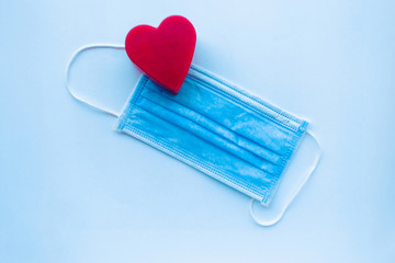 Mascherina con cuore su sfondo bianco