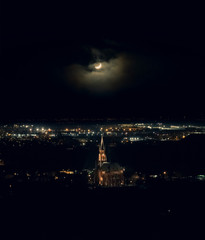 Zachmurzony księżyc nad kościołem. Europa, Pruszków, Mazowsze, 