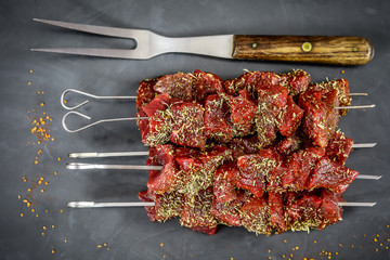 brochettes de boeuf crues