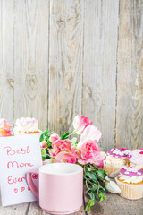 Obraz na płótnie Canvas Happy moms day background with cupcakes