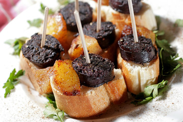 Mini bouchees de boudin noir antillais aux pommes à la cannelle
