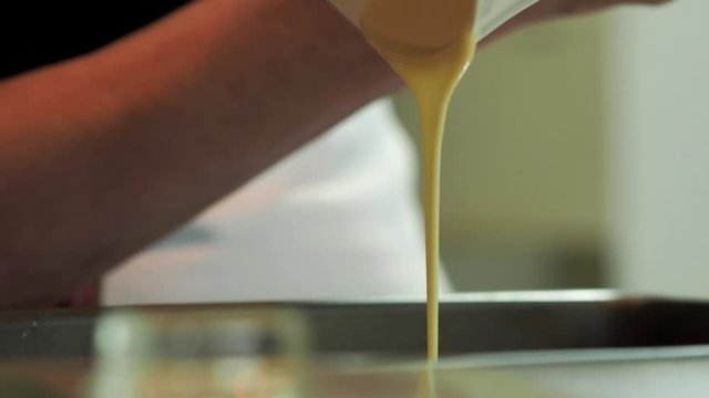 Despejando a massa na assadeira: close up