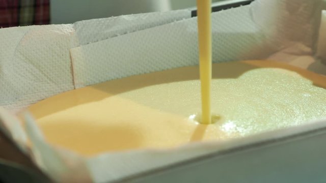 Despejando massa de bolo na assadeira