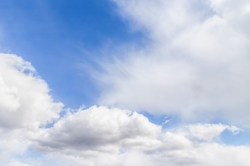 Fototapeta premium Malownicze tło nieba. Błękitne niebo z puszystymi białymi chmurami