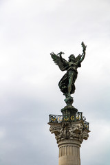 Fototapeta na wymiar Monument aux Girondins, sur la Place des Quinconce, par temps nuageux (Bordeaux, France)