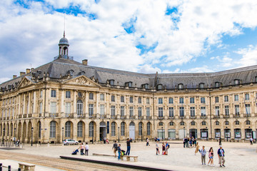 Fototapeta premium Place de la Bourse par temps nuageux (Bordeaux, France)