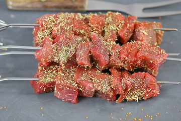 brochettes de boeuf crues
