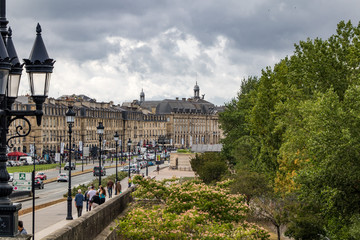 Bords de la Garonne par temps nuageux (Bordeaux, France)