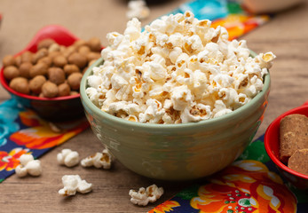 big bowl  with  popcorn  and  peanuts on the  table
