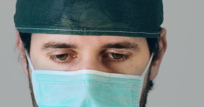 Giovane medico riflette con la mascherina