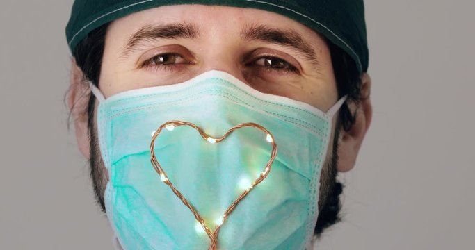 La gioia di un medico dopo la definitiva sconfitta del Coronavirus covid-19.