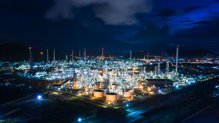Fototapeta na wymiar oil and gas refinery industry area at night