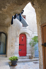 Typische, alte, rote Holztür in einem südfranzösischen Dorf