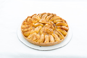 Selbstgemachter Apfelkuchen auf einem gläsernen Kuchenteller