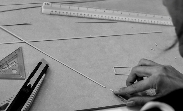 Estudiante de arquitectura haciendo una maqueta