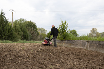 Motoculteur retournant la terre