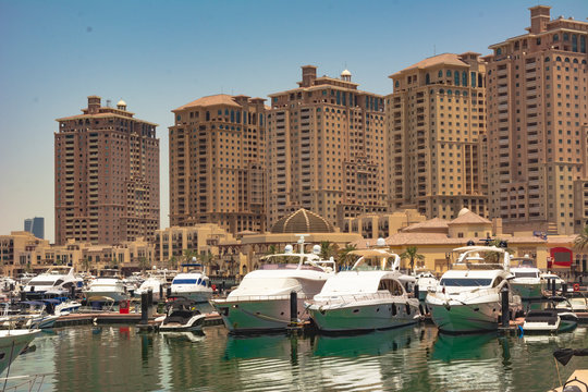 Yates y botes en la marina de La Perla de Qatar. Lugar turistico, comercial y residencial de lujo. Estilo de vida arabe lujoso.