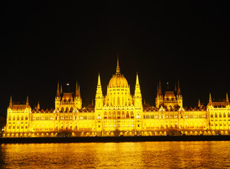 Fototapeta premium View of the Hungarian Parliament Building and the Danube river at night in Budapest, Hungary.