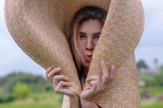 portrait romantice  girl in a big hat