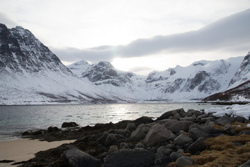 Paisaje nevado hivernal de los fiordos noruegos en el Norte de noruega, Tromvik, provincia de Tromso