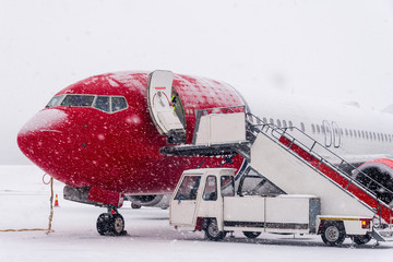Tormenta de nieve a la hora de espegar en el aeropuerto de Tromso, circulo polar ártico, al norte de Noruega en invierno