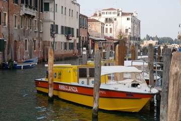 Notarzt-Boot der Ambulanz (Pronto Soccorso) auf einem Kanal am Anleger des Krankenhaus Santi Giovanni e Paolo im Centro Storico der Lagunenstadt Venedig in Italien - ein schwimmender Krankenwagen.