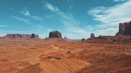 Fototapeta na wymiar Désert de rochers - Monument Valley