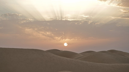Obraz premium Soleil entre nuages et dunes