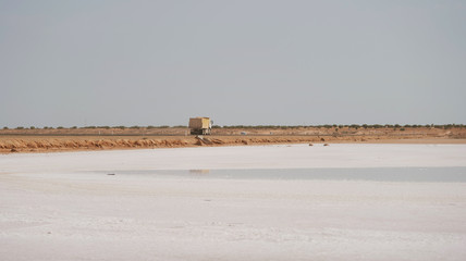 Camion et lac de sel