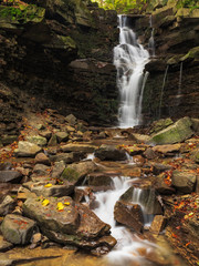 Górski wodospad w jesiennym klimacie
