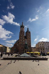 Obraz premium Bazylika Mariacka na Rynku Głównym w Krakowie (Polska)