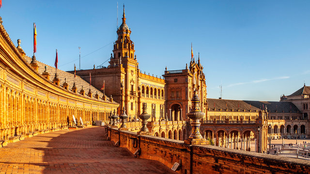 Panor&aacute;mica de los edificios de la Plaza de Espa&ntilde;a de Sevilla en un d&iacute;a con sol brillante