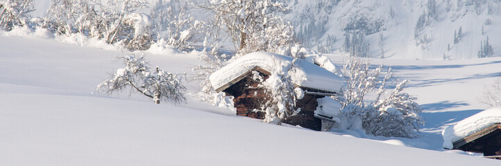 Fototapeta na wymiar ein Stall mit viel Neuschnee in der zauberhaften Tiroler Umgebung