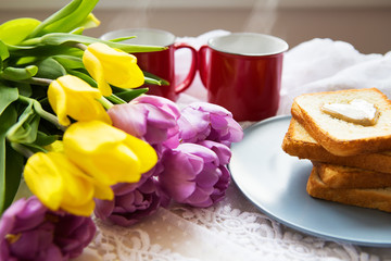 Great breakfast. Two cups of coffee, toast with peanut butter and a beautiful bright bouquet of tulips.