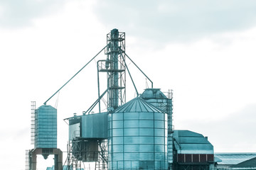 Silo tower for storing and protecting feed, grain or cement from exposure to water and air