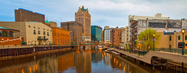 Brew Pubs and Restaurants on The Riverwalk  in The Historic Third Ward District, Downtown, Milwaukee, Wisconsin, USA - obrazy, fototapety, plakaty