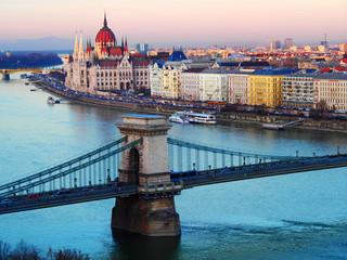 Plakat View of the Szechenyi Chain Bridge at sunset in Budapest, Hungary.