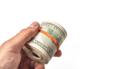 Studolarowe banknoty zrolowane i spięte gumką 