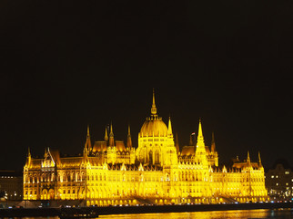 Fototapeta premium View of the Hungarian Parliament Building at night in Budapest, Hungary.