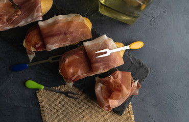 Típica tapa casera de jamón curado español