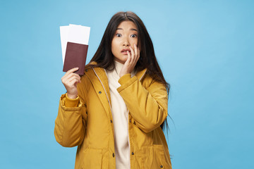 Obraz premium young woman holding a blank card